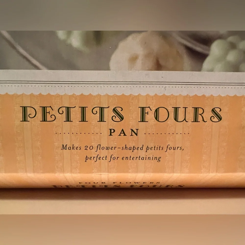 NWT WILLIAMS-SONOMA FOUR FLOWERS PETITS FOURS PAN.